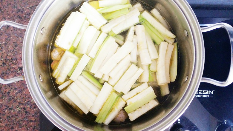 丝瓜肉丸汤,再把丝瓜放下去一起煮，要多煮一下，直至煮出丝瓜的甜味！