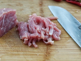 芹菜土豆炒肉丝,猪肉切丝
