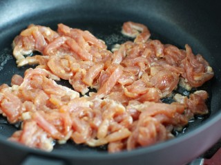 芹菜土豆炒肉丝,锅中放适量油烧热后倒入腌制好的肉丝