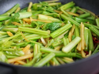 芹菜土豆炒肉丝,添小半碗清水后翻炒3-5分钟