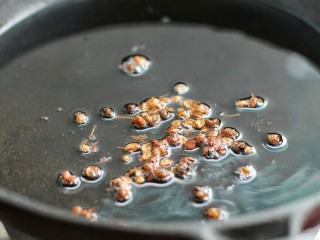 黄瓜腐竹拌木耳,锅中放适量油烧热后榨香花椒粒