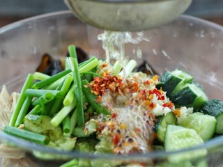 黄瓜腐竹拌木耳,用筛网把热油过滤到辣椒和蒜末上榨出香味