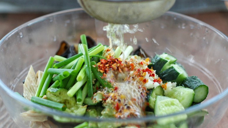 黄瓜腐竹拌木耳,用筛网把热油过滤到辣椒和蒜末上榨出香味