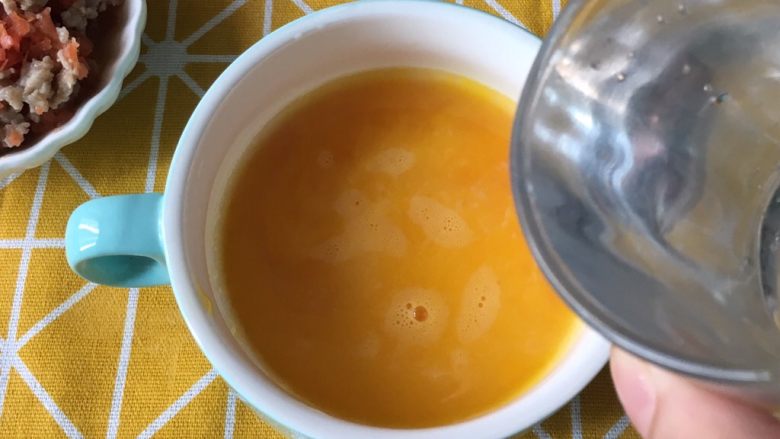 胡萝卜肉末蒸蛋,往过筛后的蛋液里加入大概1.5-2倍的温水。搅拌均匀
一般一个鸡蛋大概60克，家里如果没有厨房秤，可以用宝宝喝的水杯量取90毫升左右的温开水。