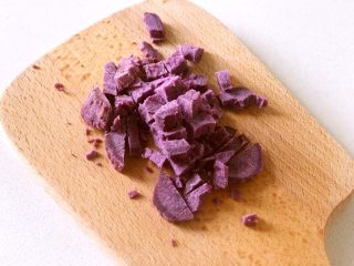 青青的素味早餐,紫薯蒸熟切碎。