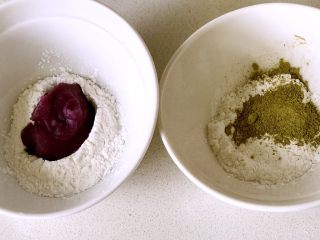 青青的素味早餐,糯米粉分成三份，紫薯泥倒入粉里不用再行加水，直接捏成團（用紫薯泥去調節粉量，直到捏成像捏耳垂兒一樣的手感即可）。抹茶粉加水捏成同樣感覺的粉團。