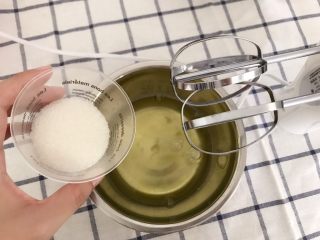 网红肉松小贝盒子,3个蛋白倒入无油无水的盆中，分3次加入砂糖，打蛋器中低速打发至湿性发泡