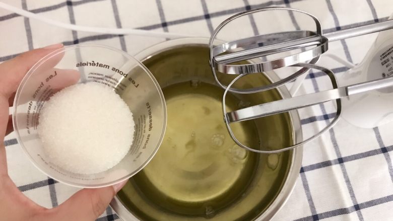 网红肉松小贝盒子,3个蛋白倒入无油无水的盆中，分3次加入砂糖，打蛋器中低速打发至湿性发泡