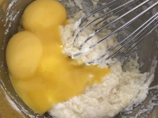 网红肉松小贝盒子,一次性加入3个蛋黄，搅拌均匀