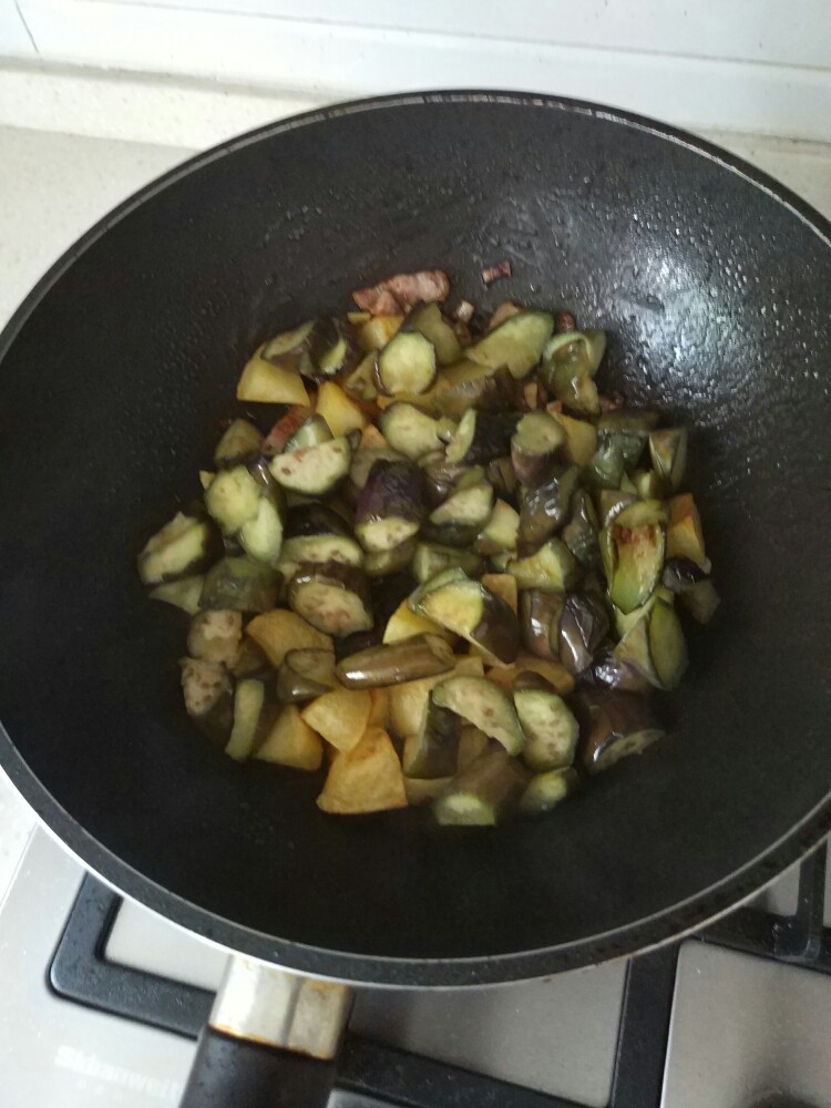 土豆烧茄子,茄子和土豆一起放入锅