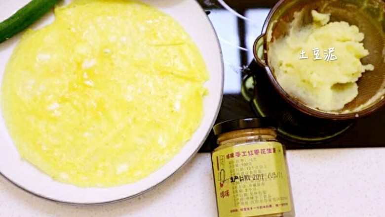 宝宝辅食：秋葵蛋卷,摊好的蛋饼，土豆压泥
