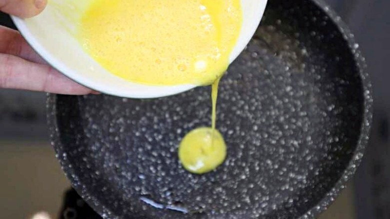 宝宝辅食：秋葵蛋卷,把调好的蛋液倒入锅中摊成蛋饼