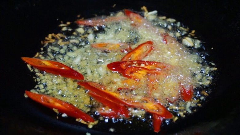 花甲丝瓜汤,锅内倒油烧热，下蒜米，姜米，辣椒炒香