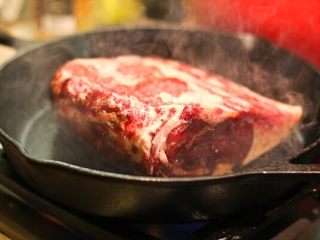 红酒牛肋排，一道完美的节日主菜,在一口煎锅中，将无骨的牛肉每一面都煎一遍，每面5分钟