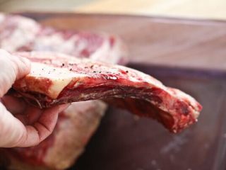 红酒牛肋排，一道完美的节日主菜,把骨头剃掉，尽可能靠近骨头切割牛肉，不要浪费任何珍贵的肉，带骨头的部分可以留着一起进烤箱，留给家里的宠物吃