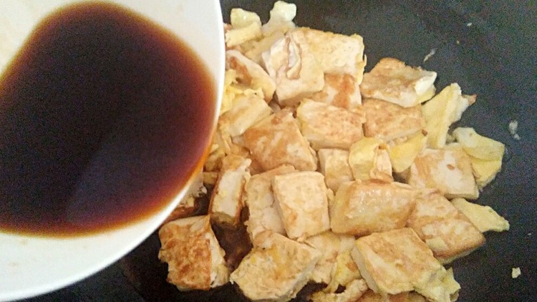 耗油鸡蛋煎豆腐,鸡蛋豆腐放锅里，翻炒下，把调好的汁放进去翻几下