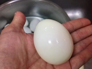 完美水煮蛋,剝好的蛋非常平整漂亮哩👍