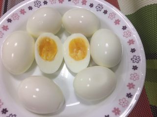 完美水煮蛋,中間蛋黃呈現微微濕潤不會太乾