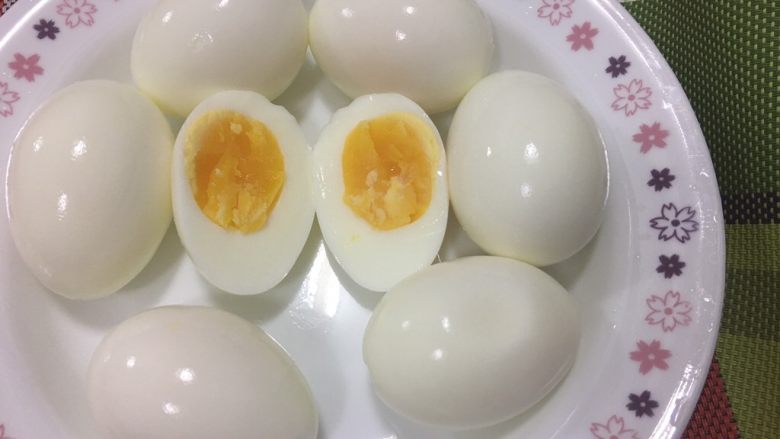 完美水煮蛋,中間蛋黃呈現微微濕潤不會太乾