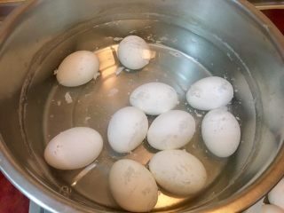 完美水煮蛋,然後調整火力，讓滾水溫和地沸騰冒泡。接著讓蛋煮個3~7分鐘，依你想吃的熟度而定。（在這裡我是煮5分鐘，因為我是要滷蛋用的，選5分鐘之後還需加上滷的時間的蛋黃會非常綿密好吃）