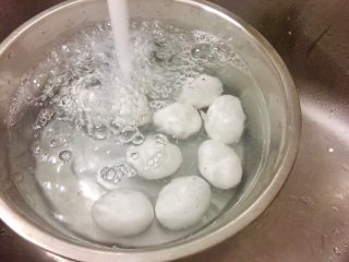 完美水煮蛋,讓水煮蛋冷卻下來～到了你預計的時間，在鍋子裡倒入冷水，直到你能夠拿起蛋、不覺得太燙為止。