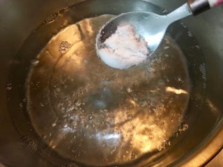 完美水煮蛋,水沸騰時加入鹽10公克