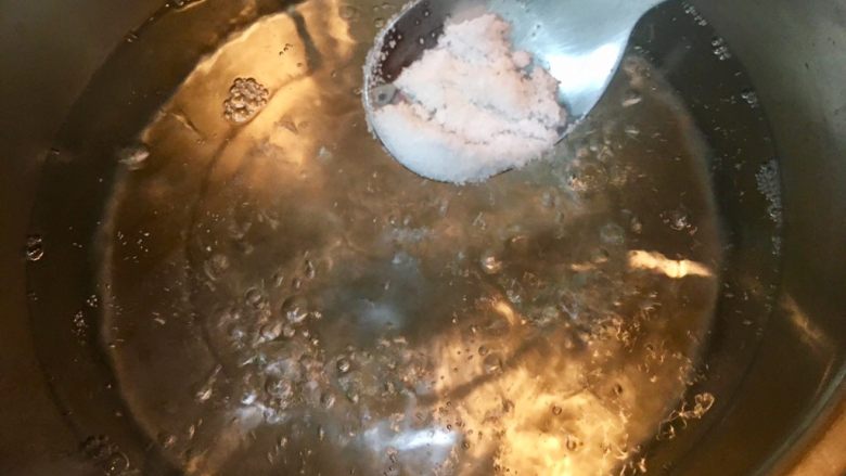 完美水煮蛋,水沸騰時加入鹽10公克