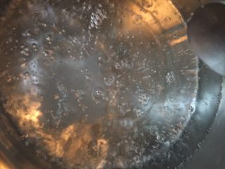 完美水煮蛋,轉中火加熱至水沸騰後