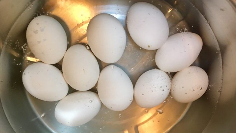 完美水煮蛋,用湯匙把一顆顆蛋放入鍋底，然後輕輕移開湯匙，不要讓蛋用力碰撞鍋底或鍋邊。（使用室溫雞蛋可避免蛋殼煮到一半裂開）