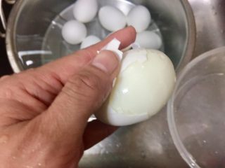 完美水煮蛋,在冷水裡剝除蛋殼，會非常容易剝除而且蛋的外表也非常完美唷！