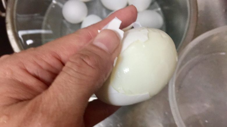 完美水煮蛋,在冷水裡剝除蛋殼，會非常容易剝除而且蛋的外表也非常完美唷！