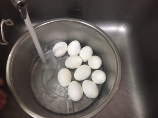 完美水煮蛋,接著將剛剛步驟7全部的溫水倒掉後，再重新注入新的冷水