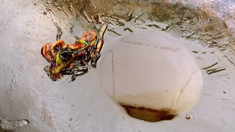 油焖大虾（无水版）,将虾用筷子夹到碗内，摆放整齐
锅内的葱姜不用，推至一边，剩下的汤汁用锅铲铲起，淋到摆放整齐后的虾上