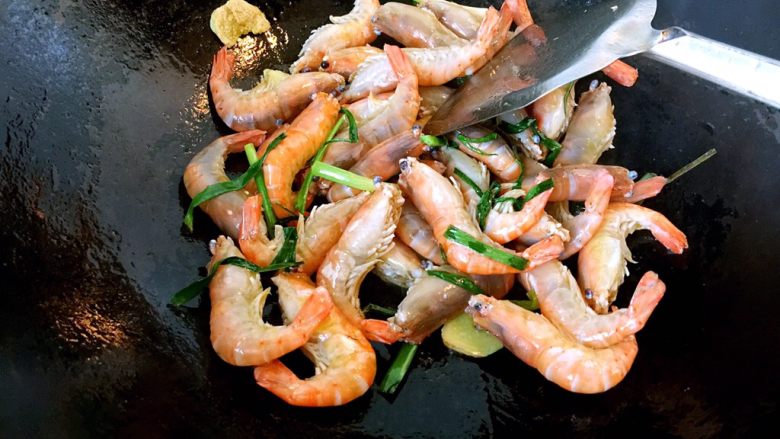 油焖大虾（无水版）,翻炒至虾变色，一般只需几秒种