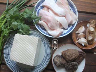 豆腐鱼腩煲,准备好材料；