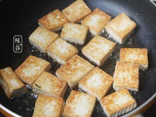 豆腐鱼腩煲,平底锅内放入适量油，把豆腐块放下去煎至金黄后装起备用；