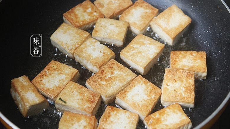豆腐鱼腩煲,平底锅内放入适量油，把豆腐块放下去煎至金黄后装起备用；