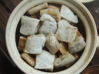 豆腐鱼腩煲,把煎好的豆腐块和鱼腩放入砂锅内，豆腐块放下面，鱼腩放上面；