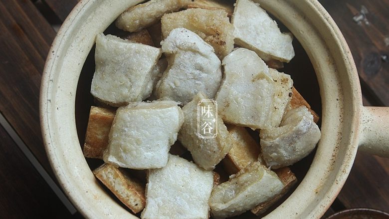 豆腐鱼腩煲,把煎好的豆腐块和鱼腩放入砂锅内，豆腐块放下面，鱼腩放上面；