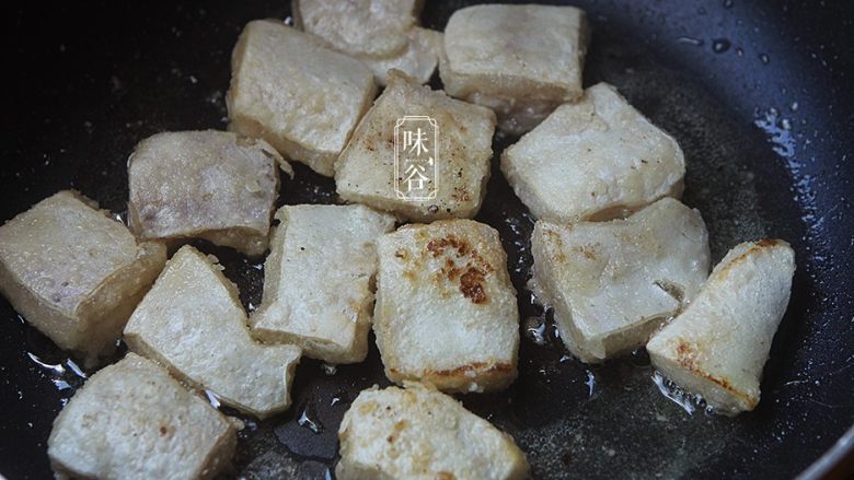 豆腐鱼腩煲,放入锅内两面都煎一下，这样焖的时候不会容易烂；
