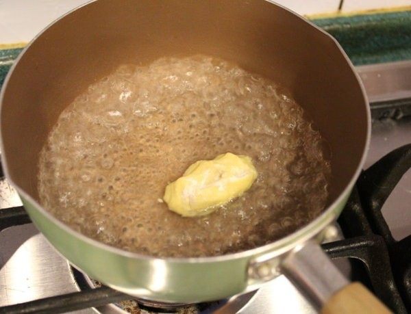 米饭圆、地瓜圆在家做出好滋味,取一小块已经揉过粉的地瓜团，放入滚水中煮一下，煮到浮起就捞出