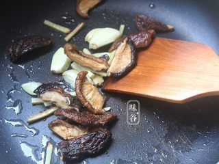 豆腐鱼腩煲,用锅炒香姜蒜和香菇；