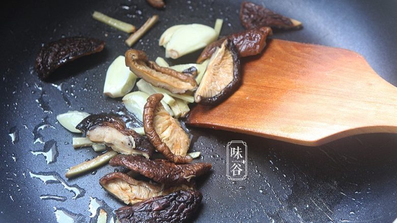 豆腐鱼腩煲,用锅炒香姜蒜和香菇；