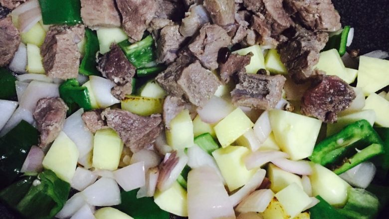 异域风情菜—咖喱土豆牛肉煲,然后加入压熟且沥干水分的牛肉