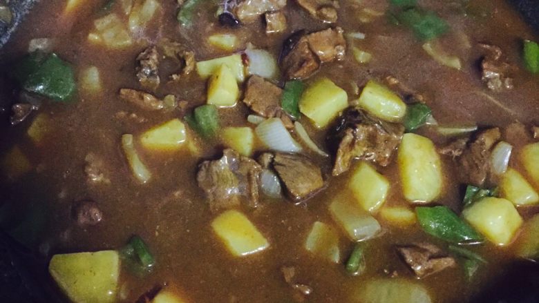 异域风情菜—咖喱土豆牛肉煲,煮至汤汁浓稠即可关火