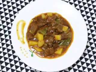 异域风情菜—咖喱土豆牛肉煲,盛出，尽情享用吧！