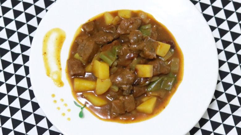 异域风情菜—咖喱土豆牛肉煲,盛出，尽情享用吧！