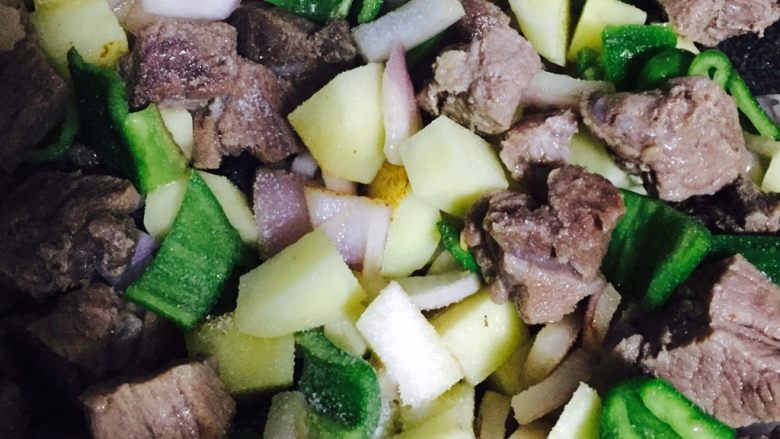 异域风情菜—咖喱土豆牛肉煲,加适量盐，翻炒均匀