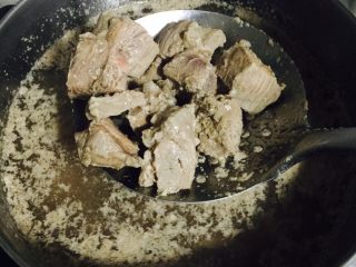 异域风情菜—咖喱土豆牛肉煲,绰好的牛肉盛出过冷水清洗干净