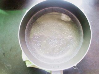 咖喱肥牛饭,锅内倒入水，加一两滴油，烧热
